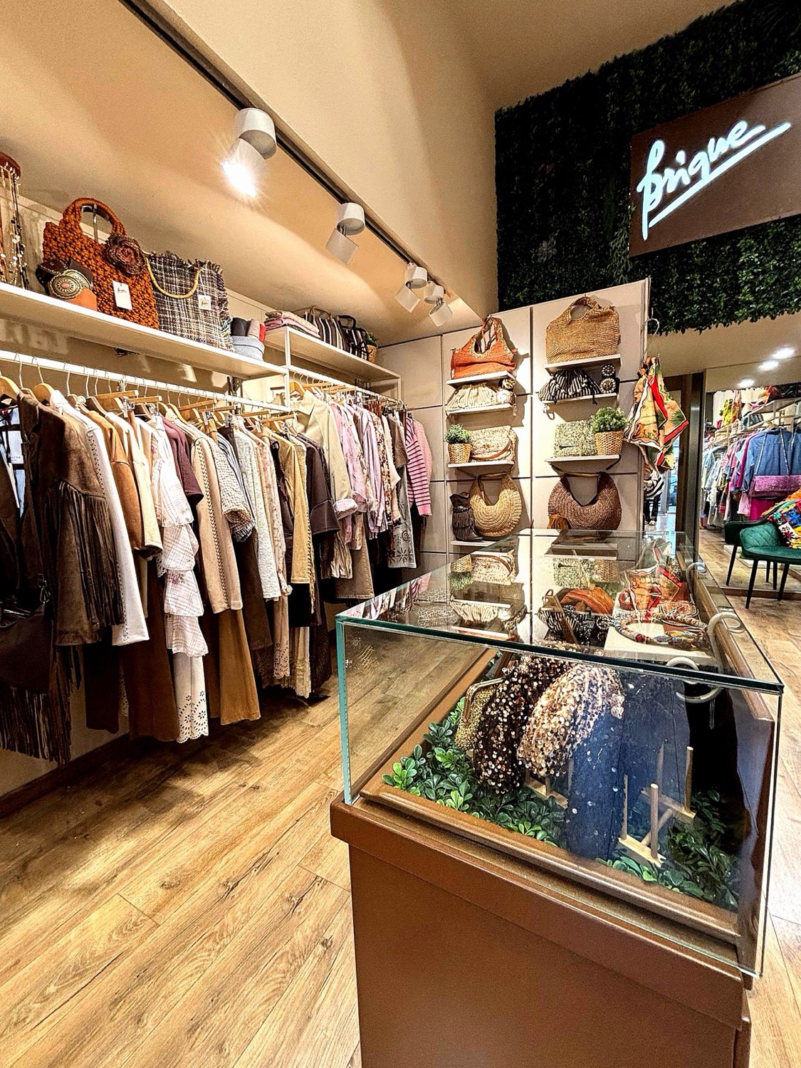 Interno della boutique Brique con l'insegna al neon