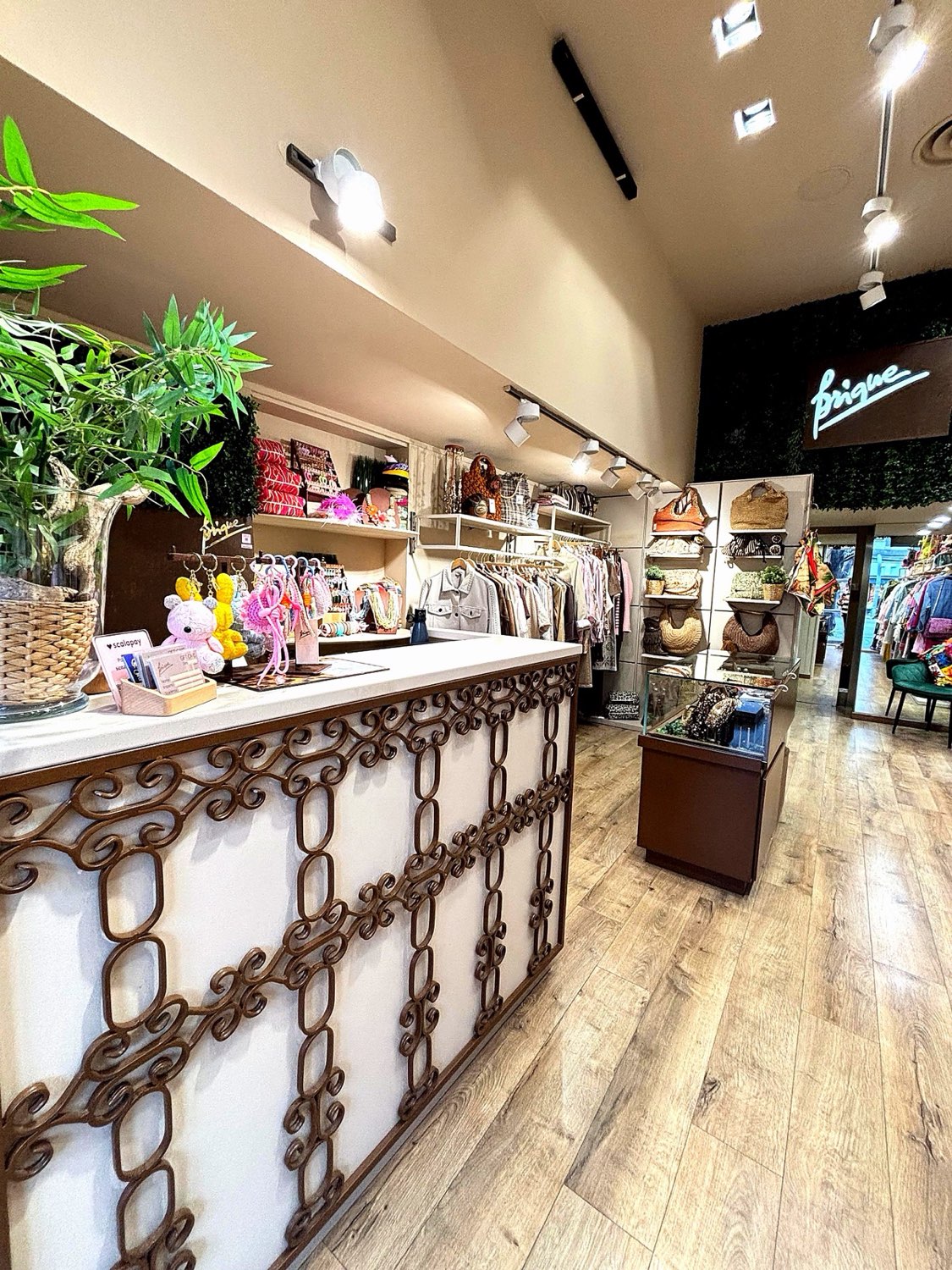 Il bancone della boutique Brique con l'insegna